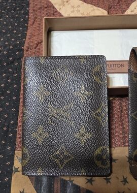 CLOSING CLOSET Louis Vuitton Brown Monogram Card  Holder